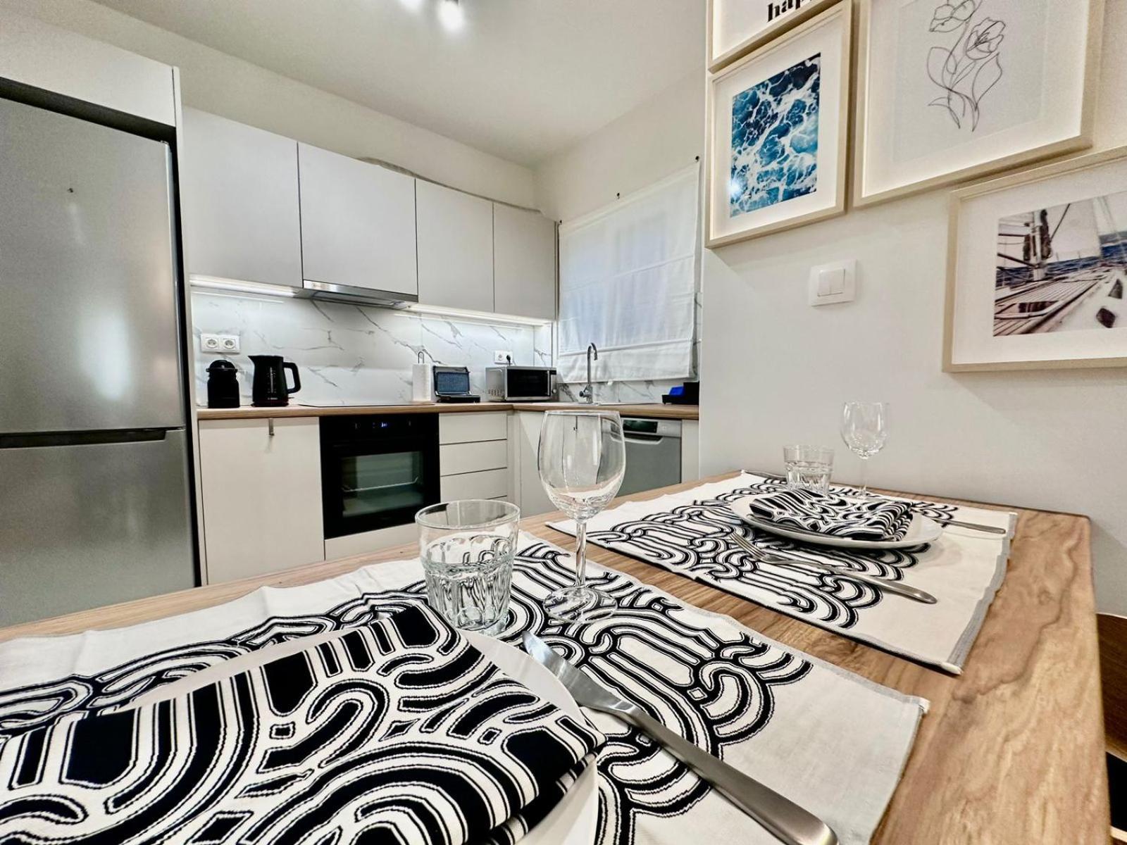 Marcus New Stylish Apt At The Heart Of Atena Exterior foto