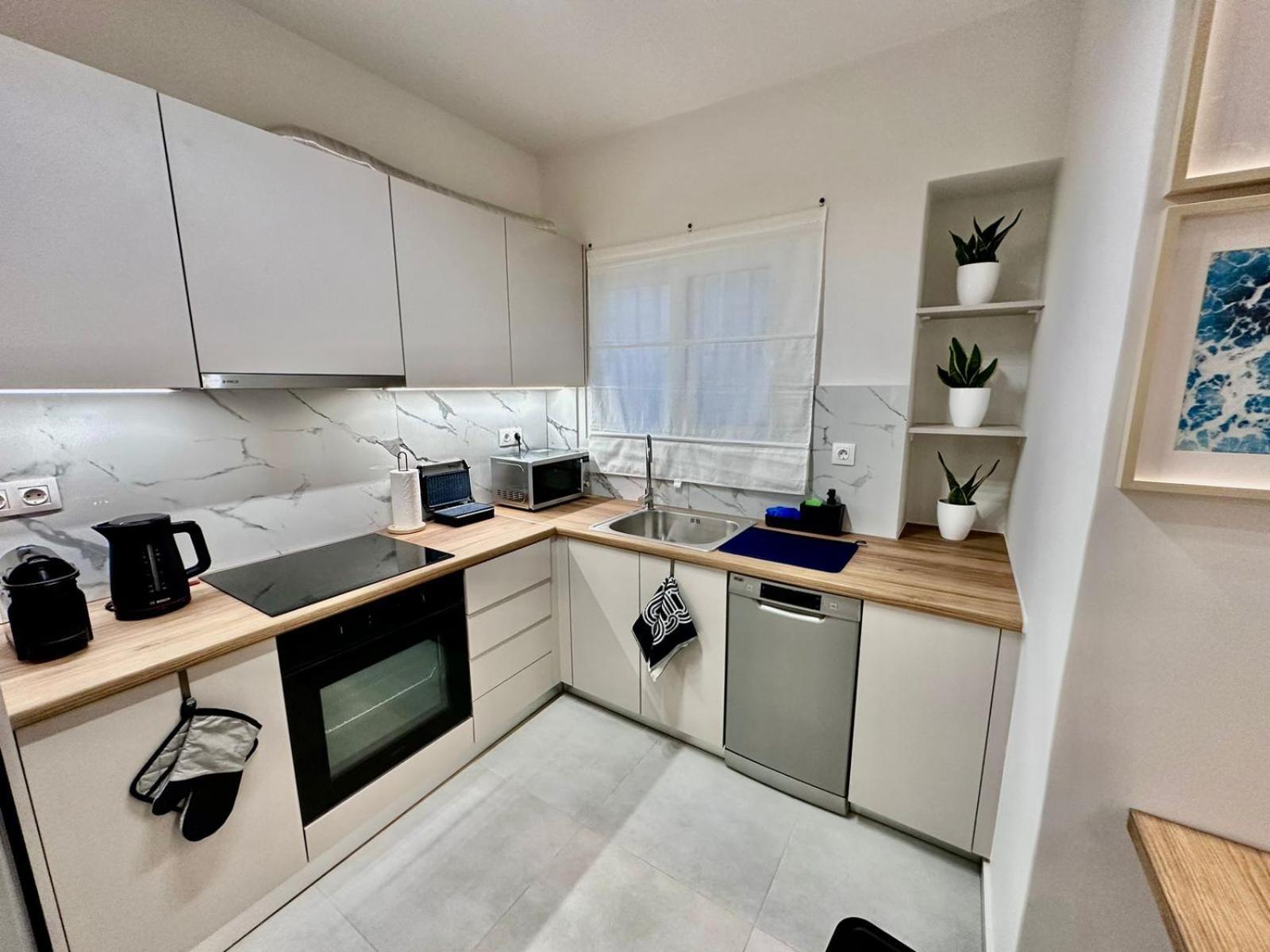 Marcus New Stylish Apt At The Heart Of Atena Exterior foto