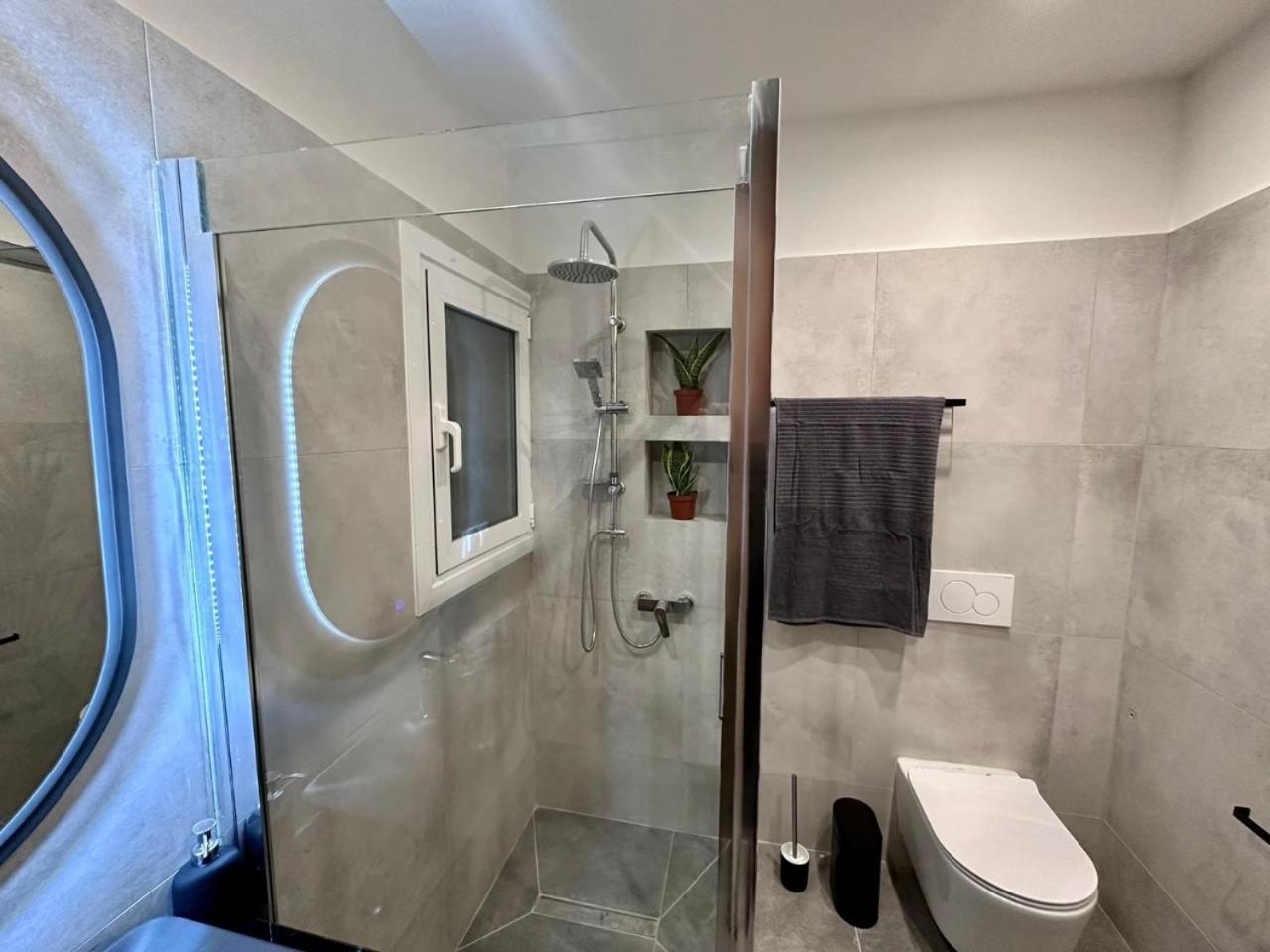 Marcus New Stylish Apt At The Heart Of Atena Exterior foto